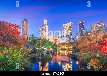 Central Park im Herbst in New york City bei Dämmerung. Stockfoto
