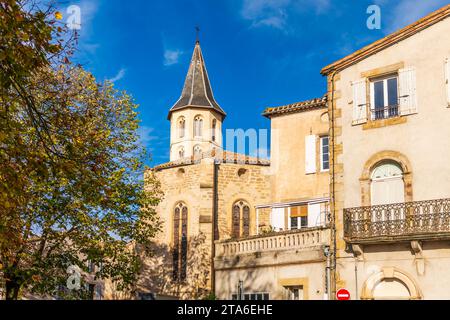 Blick auf ein Viertel von Castelnaudary mit dem Glockenturm der Kirche Saint Jean Baptiste in Castelnaudary, in Aude, in Occitanie, Frankreich Stockfoto