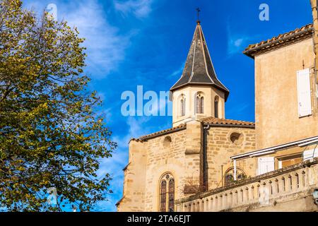 Blick auf ein Viertel von Castelnaudary mit dem Glockenturm der Kirche Saint Jean Baptiste in Castelnaudary, in Aude, in Occitanie, Frankreich Stockfoto