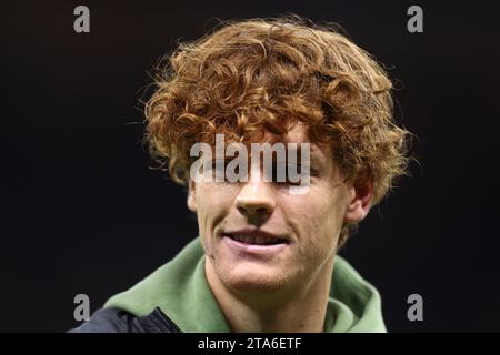 Mailand, Italien. November 2023. Tennisspielerin Jannik Sinner sieht beim UEFA Champions League-Spiel zwischen dem AC Mailand und der Borussia Dortmund an. Quelle: Marco Canoniero/Alamy Live News Stockfoto