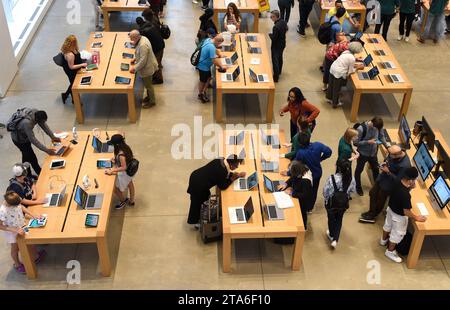 New York, USA - 08. Juni 2018: Menschen im Geschäft Apple Fifth Avenue in New York, New York. Stockfoto