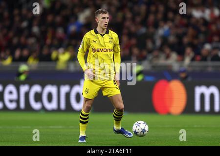 Mailand, Italien. November 2023. Nico Schlotterbeck von Borussia Dortmund in Aktion beim UEFA Champions League-Spiel zwischen AC Milan und Borussia Dortmund. Quelle: Marco Canoniero/Alamy Live News Stockfoto