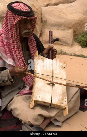 Jordanischer traditioneller Musiker in Siq al-Bariden. Stockfoto