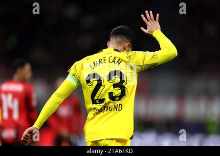 Mailand, Italien. November 2023. Emre Can von Borussia Dortmund gibt Gesten während des UEFA Champions League-Fußballspiels zwischen dem AC Mailand und dem Borussia Dortmund. Quelle: Marco Canoniero/Alamy Live News Stockfoto