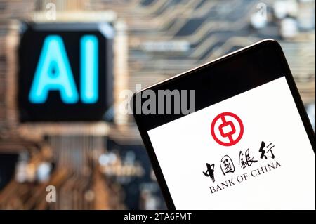 China. November 2023. In dieser Fotoabbildung ist das Logo des chinesischen staatseigenen kommerziellen Bankunternehmens Bank of China auf einem Smartphone mit einem Chip für künstliche Intelligenz (KI) und einem Symbol im Hintergrund zu sehen. Quelle: SOPA Images Limited/Alamy Live News Stockfoto