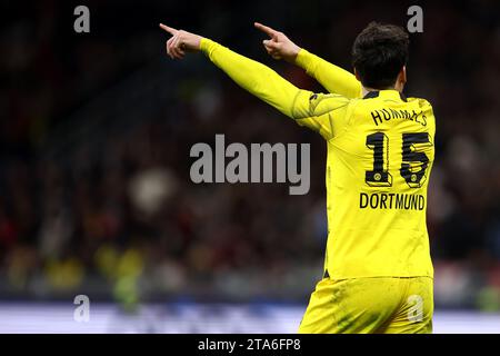 Mailand, Italien. November 2023. Mats Hummels von Borussia Dortmund gibt Gesten während des UEFA Champions League-Fußballspiels zwischen dem AC Milan und dem Borussia Dortmund. Quelle: Marco Canoniero/Alamy Live News Stockfoto