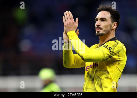 Mailand, Italien. November 2023. Mats Hummels von Borussia Dortmund feiert am Ende des Fußballspiels der UEFA Champions League zwischen dem AC Mailand und der Borussia Dortmund. Quelle: Marco Canoniero/Alamy Live News Stockfoto