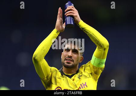 Mailand, Italien. November 2023. Emre Can von Borussia Dortmund feiert am Ende des Fußballspiels der UEFA Champions League zwischen dem AC Mailand und der Borussia Dortmund. Quelle: Marco Canoniero/Alamy Live News Stockfoto