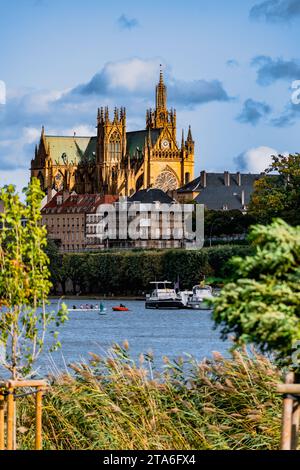 Stephansdom in Metz vom Plan d’Eau aus gesehen Stockfoto