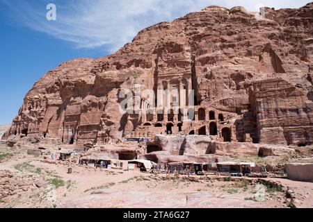 Petra, Königliche Gräber mit Urnengrab im Zentrum. MA¡an Governorat, Jordanien. Stockfoto