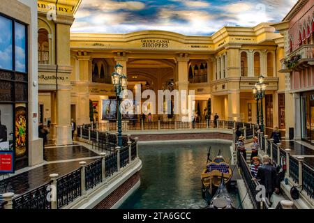 Las Vegas; USA; 16. November 2023: Der große venezianische Kanal mit Gondeln im Venetian Hotel am Las Vegas Strip, dieser Boulevard ist gesäumt von c Stockfoto