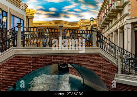 Las Vegas; USA; 16. November 2023: Grand Venetian Canal Bridge mit Gondeln dieses venezianische Hotel am Las Vegas Strip ist gesäumt von einem Boulevard Stockfoto