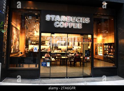 New York, USA - 26. Mai 2018: Starbucks Coffee in Midtown of Manhattan in New York. Stockfoto