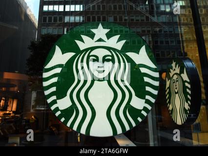 New York, USA – 26. Mai 2018: Starbucks Coffee Logo im Starbucks Café in Midtown of Manhattan. Stockfoto