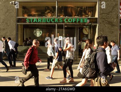 New York, USA - 30. Mai 2018: Menschen auf der Straße in der Nähe von Starbucks Coffee in Midtown of Manhattan. Stockfoto