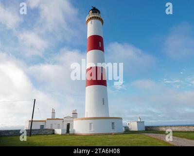 Tarbat Ness Lighthouse ist die höchste Navigationslampe in Schottland und die dritthöchste in Großbritannien. Stockfoto