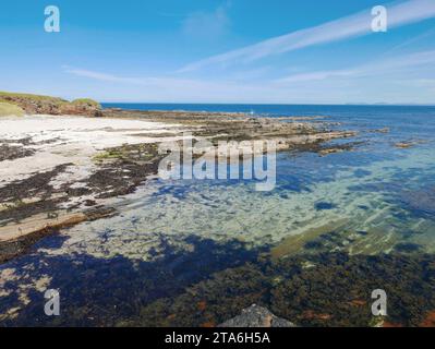 Der Strandbereich neben Fresgoe Harbour mit weißem Sand und kristallblauem Wasser in der Nähe von Sandside Bay und dem Dorf Reay in Caithness Stockfoto