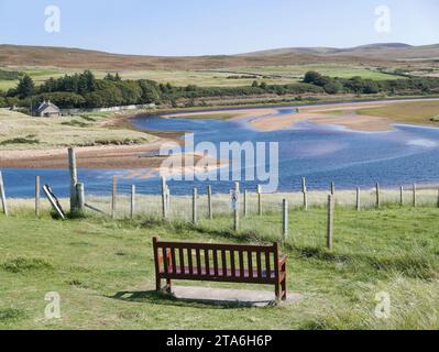 Blick auf den Hallandale River und das Bighouse Estate in Sutherland, Nord-Schottland vom Parkplatz Melvich Beach Stockfoto