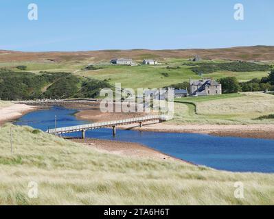 Blick hinunter auf eine Brücke über den Hallandale River und das Bighouse Estate vom Parkplatz Melvich Beach in Sutherland Stockfoto