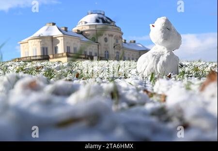 Stuttgart, Deutschland. November 2023. Der erste Schneemann des Winters steht vor dem Solitude-Schloss vor den Toren der baden-württembergischen Landeshauptstadt Stuttgart. Quelle: Bernd Weißbrod/dpa/Alamy Live News Stockfoto
