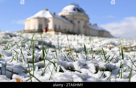 Stuttgart, Deutschland. November 2023. Der erste Schnee des Winters liegt auf einer Wiese vor dem Schloss Solitude, etwas außerhalb der Landeshauptstadt Baden-Württemberg, Stuttgart. Quelle: Bernd Weißbrod/dpa/Alamy Live News Stockfoto