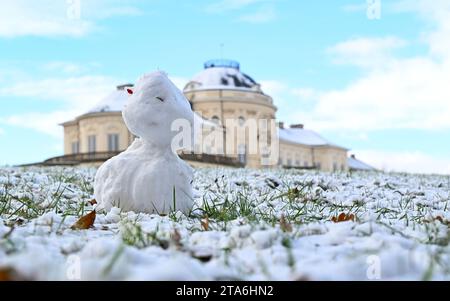 Stuttgart, Deutschland. November 2023. Der erste Schneemann des Winters steht vor dem Solitude-Schloss vor den Toren der baden-württembergischen Landeshauptstadt Stuttgart. Quelle: Bernd Weißbrod/dpa/Alamy Live News Stockfoto