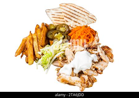 Döner, Shawarma, Gyro gegrilltes Fleisch mit Pommes frites und Gemüse auf einem Holzbrett. Isolierter, weißer Hintergrund Stockfoto