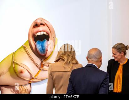 Paris, Frankreich. November 2023. Königin Maxima und Viviane Sassen bei der Ausstellung im Maison Européenne de la Photographie in Paris Foto: Albert Nieboer Credit: dpa/Alamy Live News Stockfoto