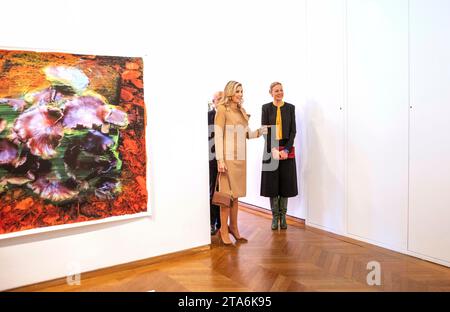 Paris, Frankreich. November 2023. Königin Maxima und Viviane Sassen bei der Ausstellung im Maison Européenne de la Photographie in Paris Foto: Albert Nieboer Credit: dpa/Alamy Live News Stockfoto