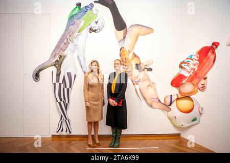 Paris, Frankreich. November 2023. Königin Maxima und Viviane Sassen bei der Ausstellung im Maison Européenne de la Photographie in Paris Foto: Albert Nieboer Credit: dpa/Alamy Live News Stockfoto