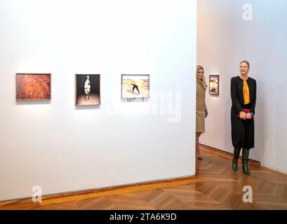 Paris, Frankreich. November 2023. Königin Maxima und Viviane Sassen bei der Ausstellung im Maison Européenne de la Photographie in Paris Foto: Albert Nieboer Credit: dpa/Alamy Live News Stockfoto