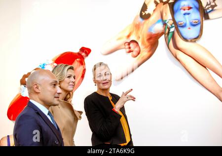 Paris, Frankreich. November 2023. Königin Maxima und Viviane Sassen bei der Ausstellung im Maison Européenne de la Photographie in Paris Foto: Albert Nieboer Credit: dpa/Alamy Live News Stockfoto