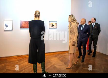 Paris, Frankreich. November 2023. Königin Maxima und Viviane Sassen bei der Ausstellung im Maison Européenne de la Photographie in Paris Foto: Albert Nieboer Credit: dpa/Alamy Live News Stockfoto