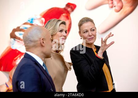 Paris, Frankreich. November 2023. Königin Maxima und Viviane Sassen bei der Ausstellung im Maison Européenne de la Photographie in Paris Foto: Albert Nieboer Credit: dpa/Alamy Live News Stockfoto