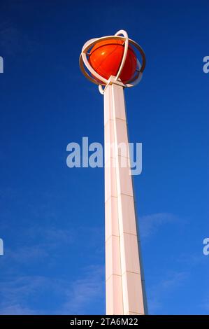 Ein größerer Basketball auf einem hohen Turm steht in der Basketball Hall of Fame in Springfield, Massachusetts, und ehrt die großen Spieler, die das Spiel spielten Stockfoto