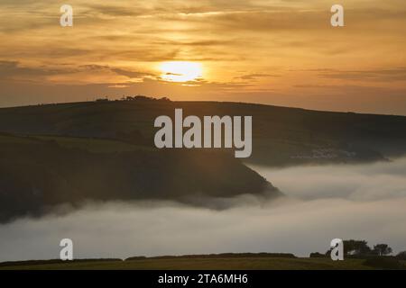 Nebel an der Küste von Lynton und Lynmouth, gesehen vom Countisbury Hill, Exmoor National Park, Devon, Großbritannien. Stockfoto