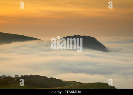 Nebel an der Küste von Lynton und Lynmouth, gesehen vom Countisbury Hill, Exmoor National Park, Devon, Großbritannien. Stockfoto