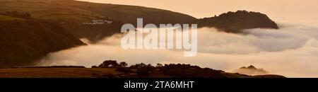 Nebel an der Küste von Lynton und Lynmouth, gesehen vom Countisbury Hill, Exmoor National Park, Devon, Großbritannien. Stockfoto