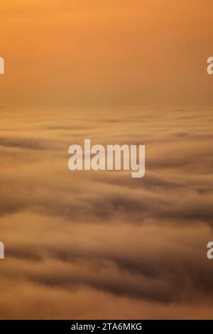 Nebel an der Küste von Lynton und Lynmouth, gesehen vom Countisbury Hill, Exmoor National Park, Devon, Großbritannien. Stockfoto