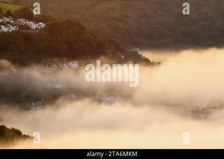 Nebel an der Küste von Lynton und Lynmouth, gesehen vom Countisbury Hill, Exmoor National Park, Devon, Großbritannien. Stockfoto