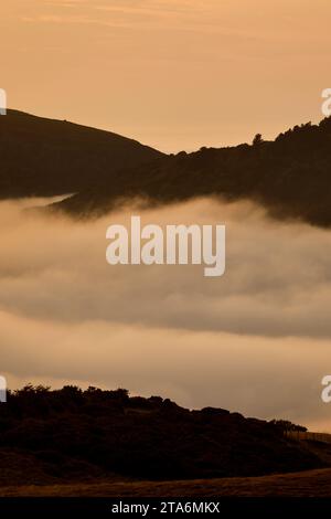 Nebel an der Küste von Lynton und Lynmouth, gesehen vom Countisbury Hill, Exmoor National Park, Devon, Großbritannien. Stockfoto