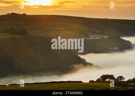 Nebel an der Küste von Lynton und Lynmouth, gesehen vom Countisbury Hill, Exmoor National Park, Devon, Großbritannien. Stockfoto