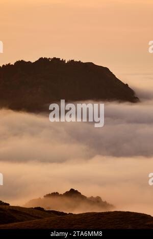 Nebel an der Küste von Lynton und Lynmouth, gesehen vom Countisbury Hill, Exmoor National Park, Devon, Großbritannien. Stockfoto