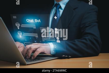 Geschäftsmann verwendet Computer, um Chat-Fragen und -Antworten mit dem künstlichen Intelligenzsystem, Chatbot und KI-Assistenten einzugeben. Stockfoto