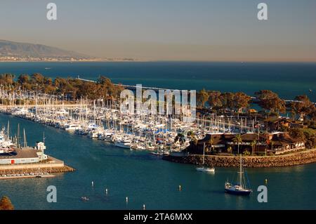 Segelboote, Schiffe und andere Sportboote sind an der Marina von Dana Point im Orange County, Kalifornien, gebunden Stockfoto