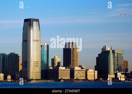 Die Skyline von Jersey City New Jersey umfasst Bürogebäude und Wohnungen am Hudson River Stockfoto