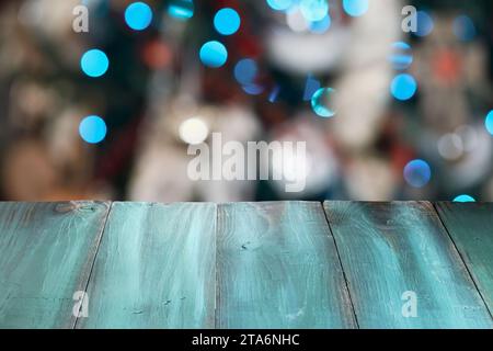 Rustikaler grüner Tisch mit wunderschönen unscharfen Weihnachtsbaumlichtern und Bokeh im Hintergrund Weihnachten. Stockfoto