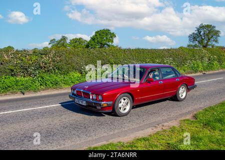 1994 90er Jahre Rot Jaguar XJ6 3,2 S Auto Car Limousine Benzinmotor 3239 ccm; Vintage, restaurierte klassische Motoren, Autosammler, Autofahrer, historische Veteranen, die in Cheshire, Großbritannien reisen Stockfoto