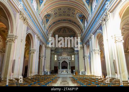 Blick auf das große Kirchenschiff in der wunderschönen katholischen Kathedrale in Italien Stockfoto