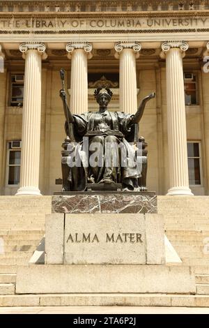 New York, USA - 25. Mai 2018: Alma Mater Statue in der Nähe der Columbia University Library. Stockfoto